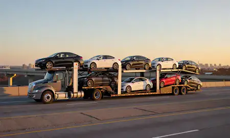 Car transporter with the Illinois, United States skyline behind it